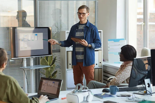 Portret Van Een Hedendaagse Zakenman Die Naar Het Digitale Scherm — Stockfoto