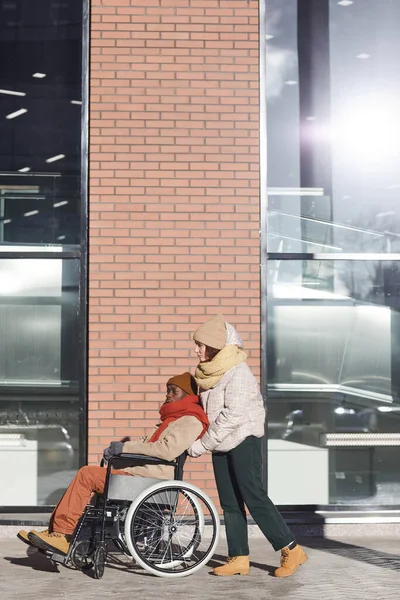 Vertikales Ganzkörperporträt Eines Afroamerikanischen Mannes Rollstuhl Der Sich Einer Städtischen — Stockfoto