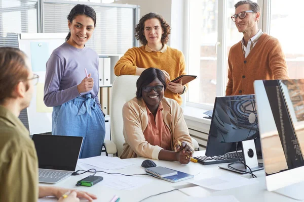 Retrato Del Diverso Equipo Desarrollo Discutiendo Proyecto Sonriendo Mientras Disfruta — Foto de Stock