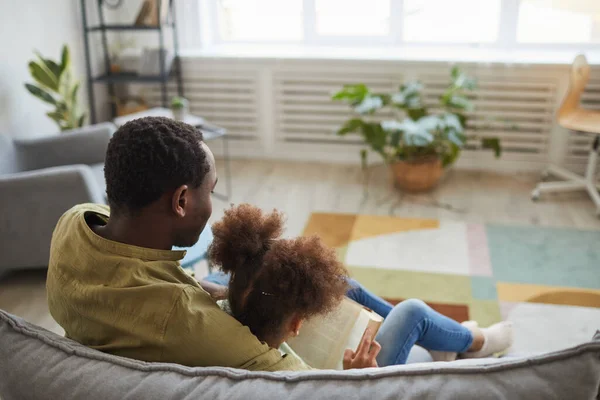 Vista Trasera Amoroso Padre Afroamericano Hija Sentados Sofá Juntos Acogedor — Foto de Stock