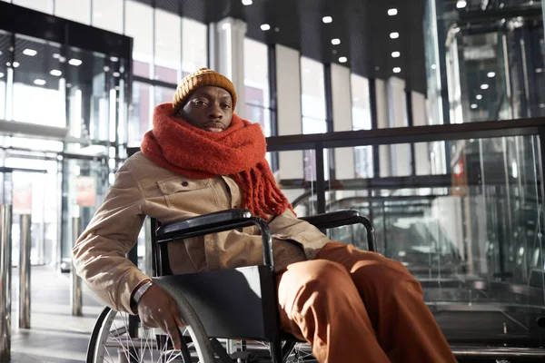 Porträt Eines Afroamerikaners Rollstuhl Der Die Kamera Blickt Während Ein — Stockfoto