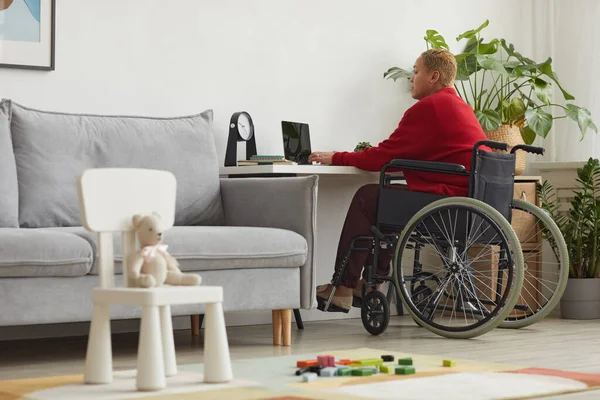Pełen Portret Nowoczesnej Mieszanej Kobiety Wózku Inwalidzkim Podczas Pracy Domu — Zdjęcie stockowe
