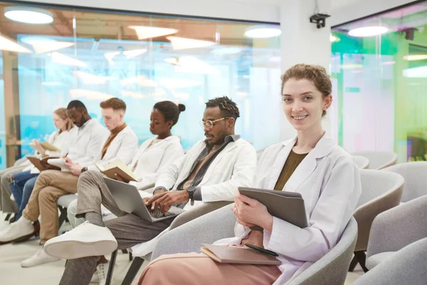 Portrait Une Jeune Femme Vêtue Une Blouse Laboratoire Souriant Caméra — Photo