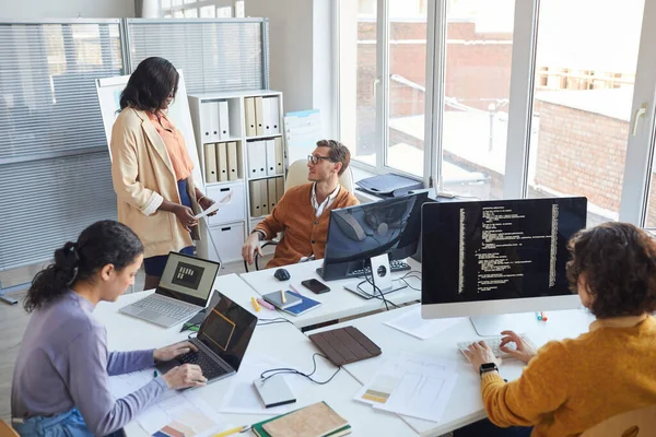 Visão Alto Ângulo Equipe Desenvolvimento Software Multi Étnico Usando Computadores — Fotografia de Stock