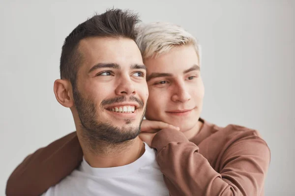 Portrait Franc Couple Gay Insouciant Embrassant Intérieur Regardant Loin Heureusement — Photo