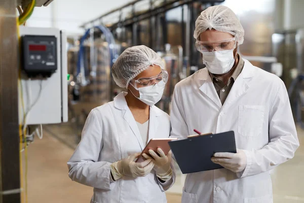 Taille Omhoog Portret Van Twee Arbeiders Dragen Maskers Labjassen Tijdens — Stockfoto