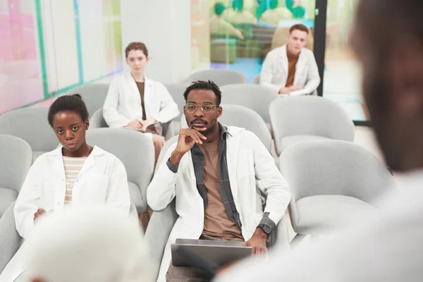 Hoge Invalshoek Bij Multi Etnische Groep Mensen Die Laboratoriumjassen Dragen — Stockfoto