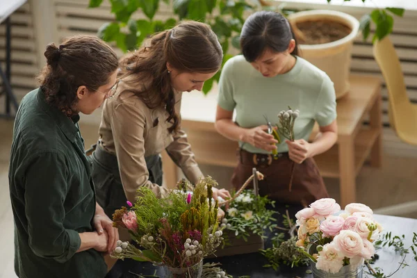 Vista Ángulo Alto Grupo Floristas Que Arreglan Composiciones Florales Taller — Foto de Stock