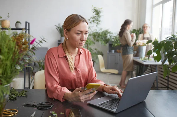 Portrait Successful Young Businesswoman Using Computer Flower Shop While Managing — Stock Photo, Image