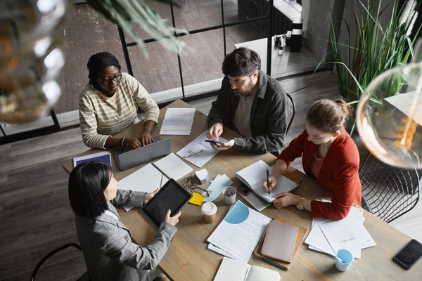 Vista Superior Vista Grupo Multiétnico Personas Negocios Que Colaboran Mientras — Foto de Stock