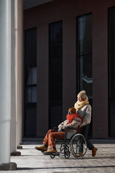 Vertikale Weitwinkelaufnahme Eines Afroamerikaners Rollstuhl Der Sich Einer Von Sonnenlicht — Stockfoto