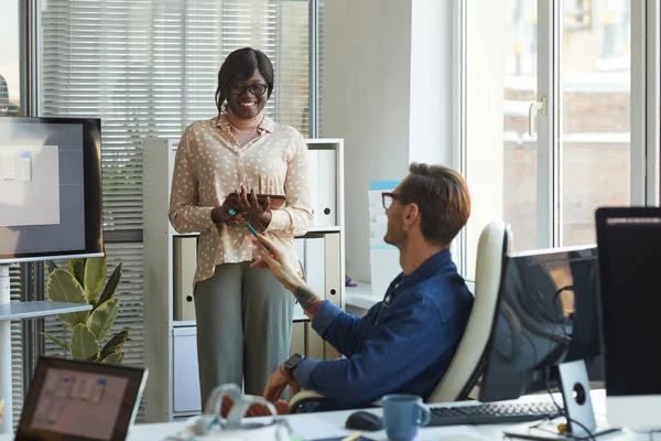 Portrait Smiling African American Woman Giving Presentation Meeting Modern Office — Stock Photo, Image