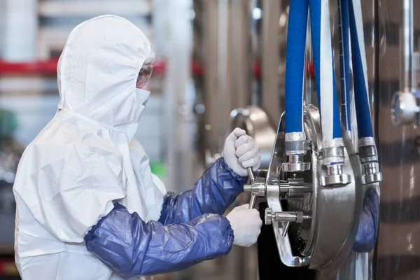 Zijaanzicht Portret Van Mannelijke Werknemer Beschermende Kleding Tijdens Het Gebruik — Stockfoto