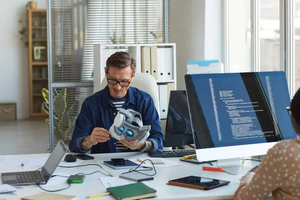 Portret Van Een Mannelijke Software Ingenieur Met Headset Tijdens Het — Stockfoto