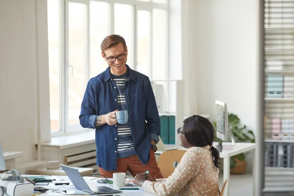 Retrato Del Hombre Sonriente Hablando Con Colega Afroamericano Mientras Disfruta — Foto de Stock