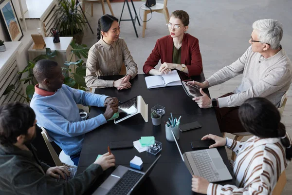 Vue Dessus Grand Groupe Diversifié Gens Affaires Assis Table Lors — Photo