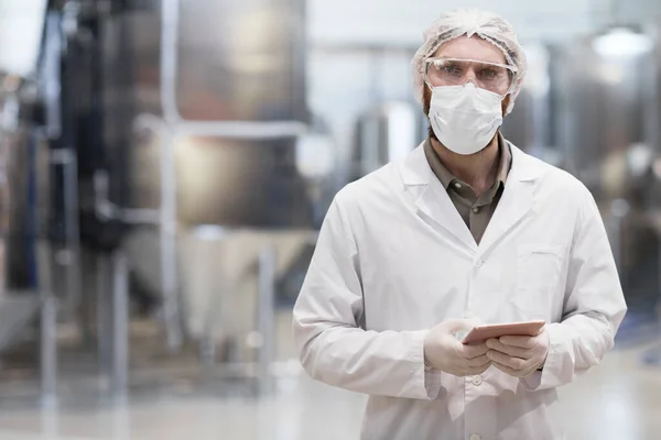 Taille Omhoog Portret Van Volwassen Man Werken Bij Chemische Fabriek — Stockfoto