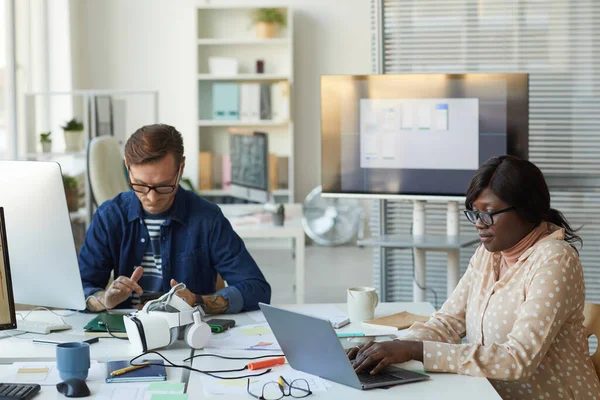 Retrato Dois Desenvolvedores Projetando Software Enquanto Trabalhava Com Computadores Escritório — Fotografia de Stock