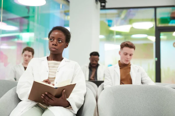 Front View Porträtt Ung Afroamerikansk Kvinna Bär Labbrock Medan Sitter — Stockfoto