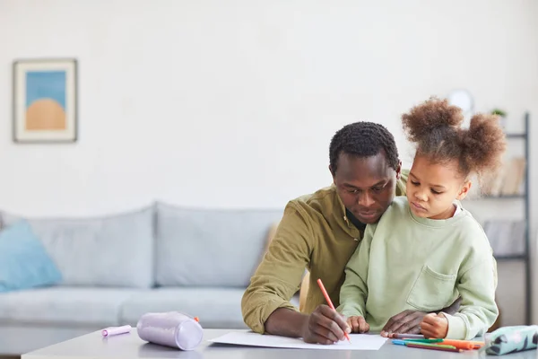 Fronte Ritratto Cura Padre Afro Americano Aiutare Ragazza Carina Facendo — Foto Stock