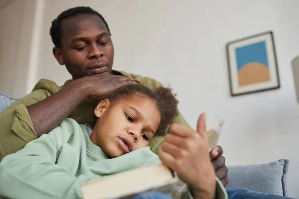 Portrait Angle Bas Père Une Fille Afro Américains Aimants Lisant — Photo