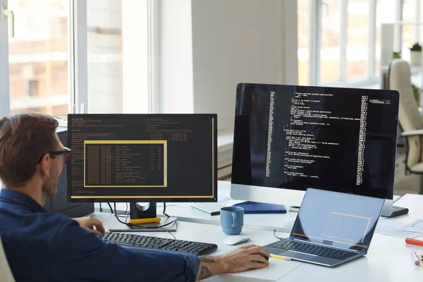 Visão Traseira Retrato Programador Masculino Escrevendo Código Tela Computador Escritório — Fotografia de Stock