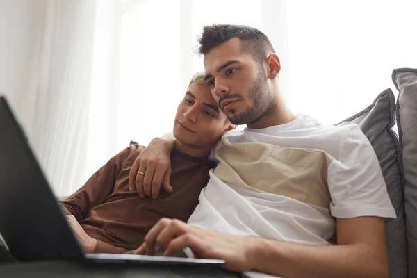 Vista Ángulo Bajo Pareja Gay Joven Usando Ordenador Portátil Juntos —  Fotos de Stock