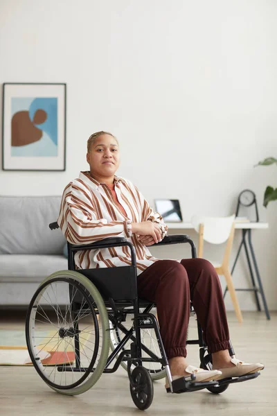 Verticale Volledige Lengte Portret Van Moderne Gemengde Ras Vrouw Zitten — Stockfoto