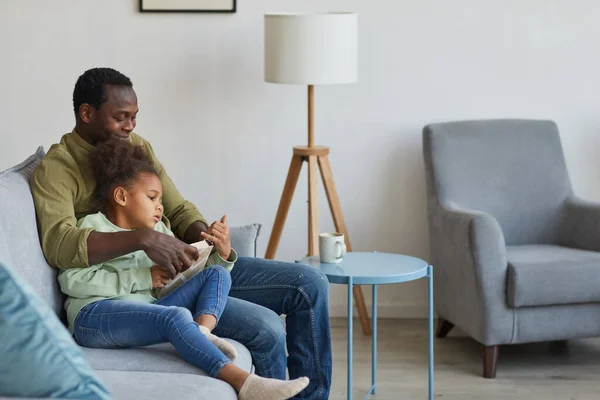 Retrato Amor Afro Americano Pai Filha Sentados Sofá Juntos Casa — Fotografia de Stock