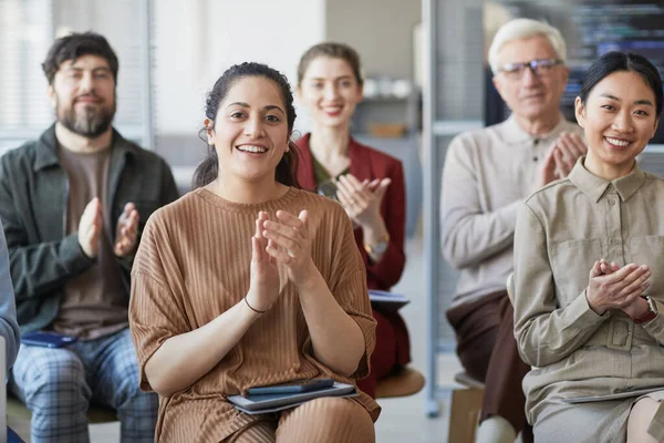 Vielfältige Gruppe Von Geschäftsleuten Applaudiert Während Sie Auf Stühlen Publikum — Stockfoto