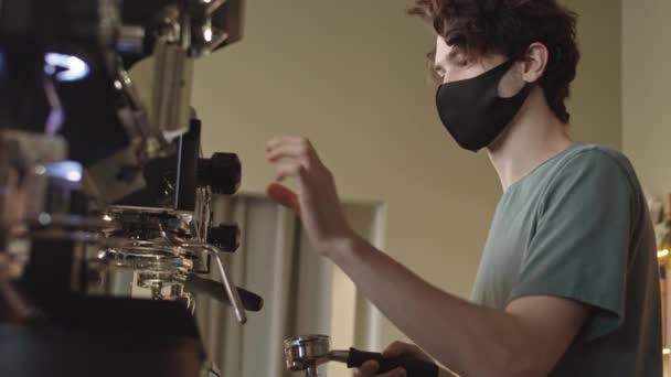Μέτριο Πλάνο Του Νεαρού Άνδρα Μπάρμαν Φορώντας Shirt Και Μάσκα — Αρχείο Βίντεο