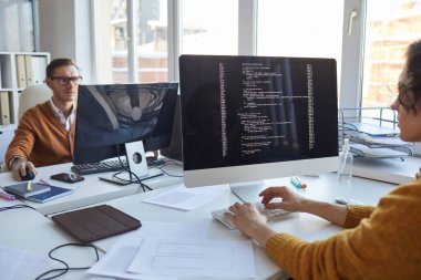 Bilgisayar ekranında yazılım tasarımcılarından oluşan bir ekiple proje üzerinde işbirliği yaparken IT geliştiricisinin kodunu kapat, boşluğu kopyala