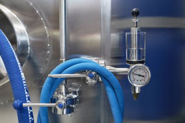 Bira atölyesindeki çelik tanktaki basınç göstergesinin arkaplan resmini kapat, boşluğu kopyala