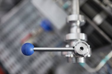 Endüstriyel fabrikanın kilit açma musluğunun üst görüntüsü, boşluğu kopyala