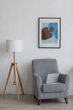 Minimum ev içi içerisindeki rahat koltuğun dikey arkaplan resmi, boşluğu kopyala