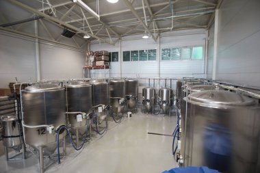 Endüstriyel bira fabrikasındaki atölyedeki fermantasyon tanklarının yüksek açılı görüntüsü, boşluğu kopyala