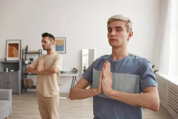 Ritratto Vita Due Giovani Uomini Che Meditano Casa Con Gli — Foto Stock