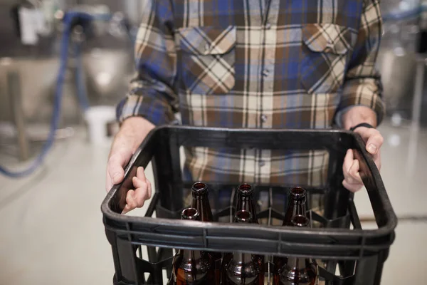 Tiro Cortado Trabalhador Irreconhecível Segurando Caixa Garrafas Cerveja Fábrica Cerveja — Fotografia de Stock