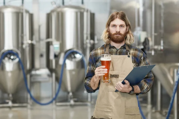 Cintura Retrato Cervejeiro Barbudo Segurando Vidro Cerveja Olhando Para Câmera — Fotografia de Stock