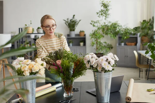 Porträtt Ung Blond Kvinna Ordna Buketter Medan Arbetar Gröna Blomsterhandlare — Stockfoto