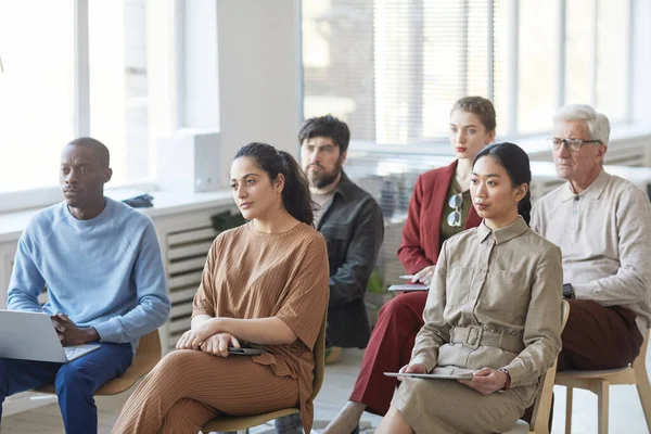 Groupe Diversifié Gens Affaires Assis Sur Des Chaises Public Écoute — Photo