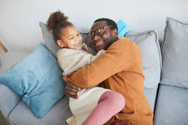 Retrato Alto Ángulo Del Feliz Padre Afroamericano Abrazando Hija Después —  Fotos de Stock
