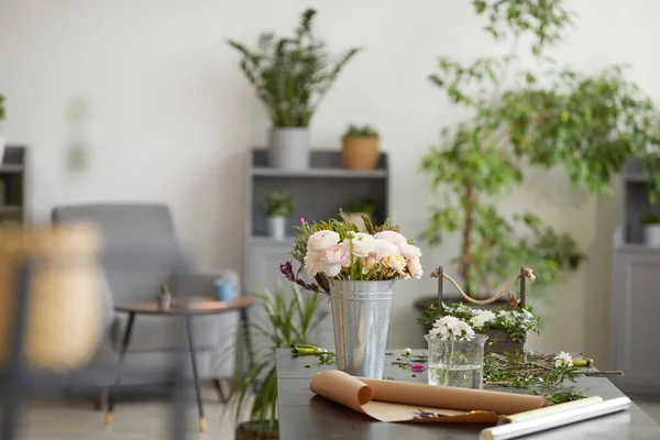 Background Image Beautiful Flowers Buckets Jars Table Florist Workshop Decorated — Stock fotografie