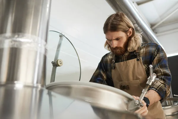 Retrato Bajo Ángulo Del Maestro Cervecero Barbudo Que Controla Producción —  Fotos de Stock