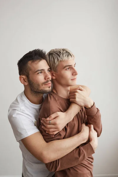 Vertical Cintura Até Retrato Amar Gay Casal Abraçando Casa Olhando — Fotografia de Stock