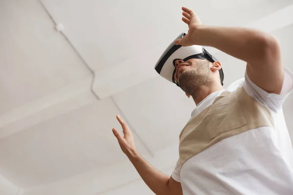 Extreem Lage Hoek Zicht Jonge Man Met Behulp Van Reiken — Stockfoto