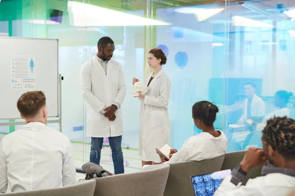 Porträtt Ung Kvinna Stående Vid Whiteboard Samtidigt Presentation Medicinska Seminarium — Stockfoto