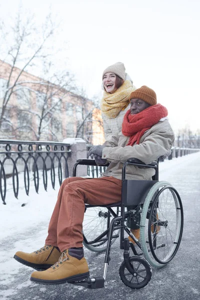 Vertikales Ganzkörperporträt Eines Afroamerikaners Rollstuhl Der Winter Freien Spaß Mit — Stockfoto