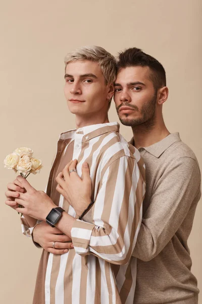 Minimal Tailliertes Porträt Eines Jungen Schwulen Paares Das Blumen Umarmt — Stockfoto