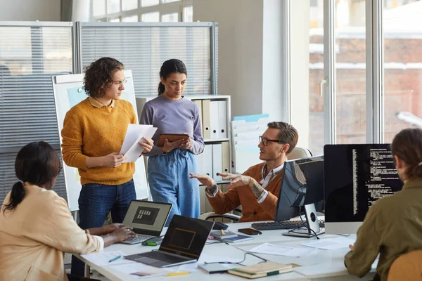 Portret Van Diverse Software Development Team Samenwerken Aan Project Modern — Stockfoto